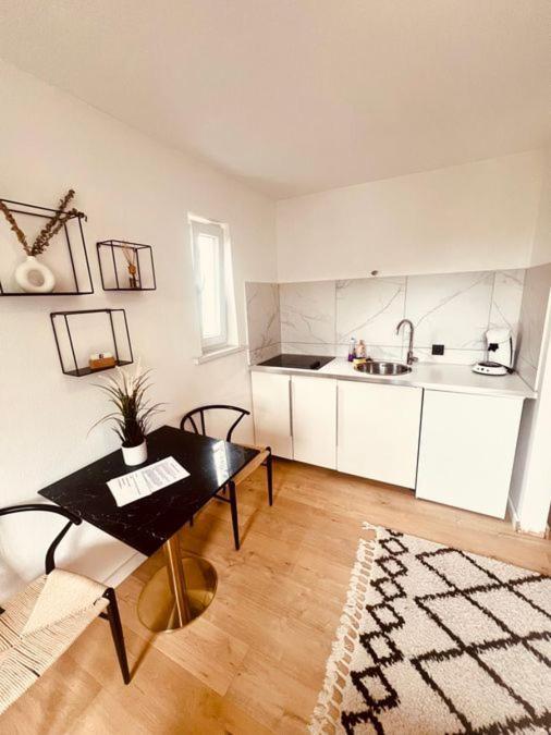 Ferienwohnung An Der Uniklinik Mit Eigener Kueche Und Renoviertem Badezimmer Homburg  Zewnętrze zdjęcie